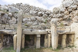 Steintische in der Tempelanlage von Ġgantija auf Gozo