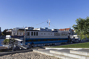 ein Hotelboot an der Spree, gleich neben der East Side Gallery