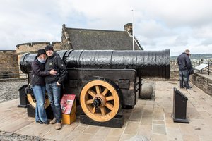 Anne und Lars bei der Mons Meg im Edinburgh Castle