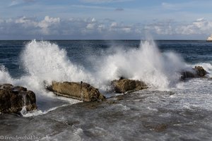 Wellen am Malecón von Havanna
