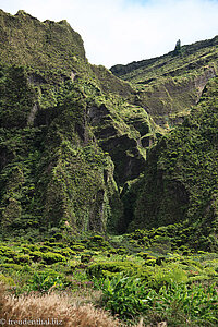 Felswände der Kraterwand um den Lagoa do Fogo