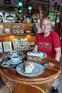 Bei Kaffee und Kuchen in der Orosi Lodge