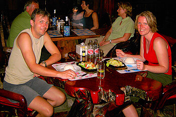 Lars und Anne im Restaurant Sakthong in Cha Am Beach