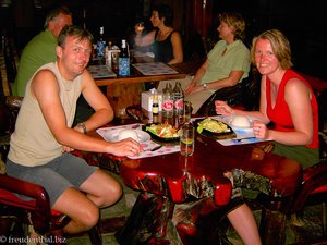 Lars und Anne im Restaurant Sakthong in Cha Am Beach