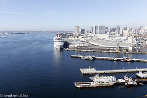 Blick von der Coronado-Brücke auf den Hafen von San Diego