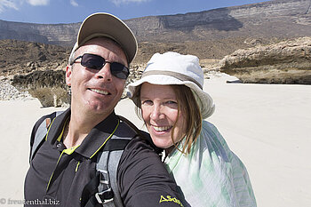 Lars und Anne am Al Fazayah Beach im Oman