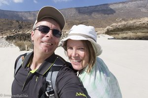 Lars und Anne am Al Fazayah Beach im Oman