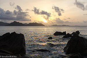 Sonnenuntergang zwischen Praslin und Curieuse