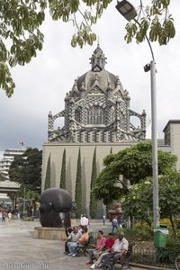 Blick auf den Kulturpalast von der Plaza Botero aus.