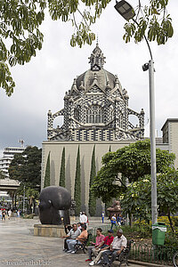 Blick auf den Kulturpalast von der Plaza Botero aus.