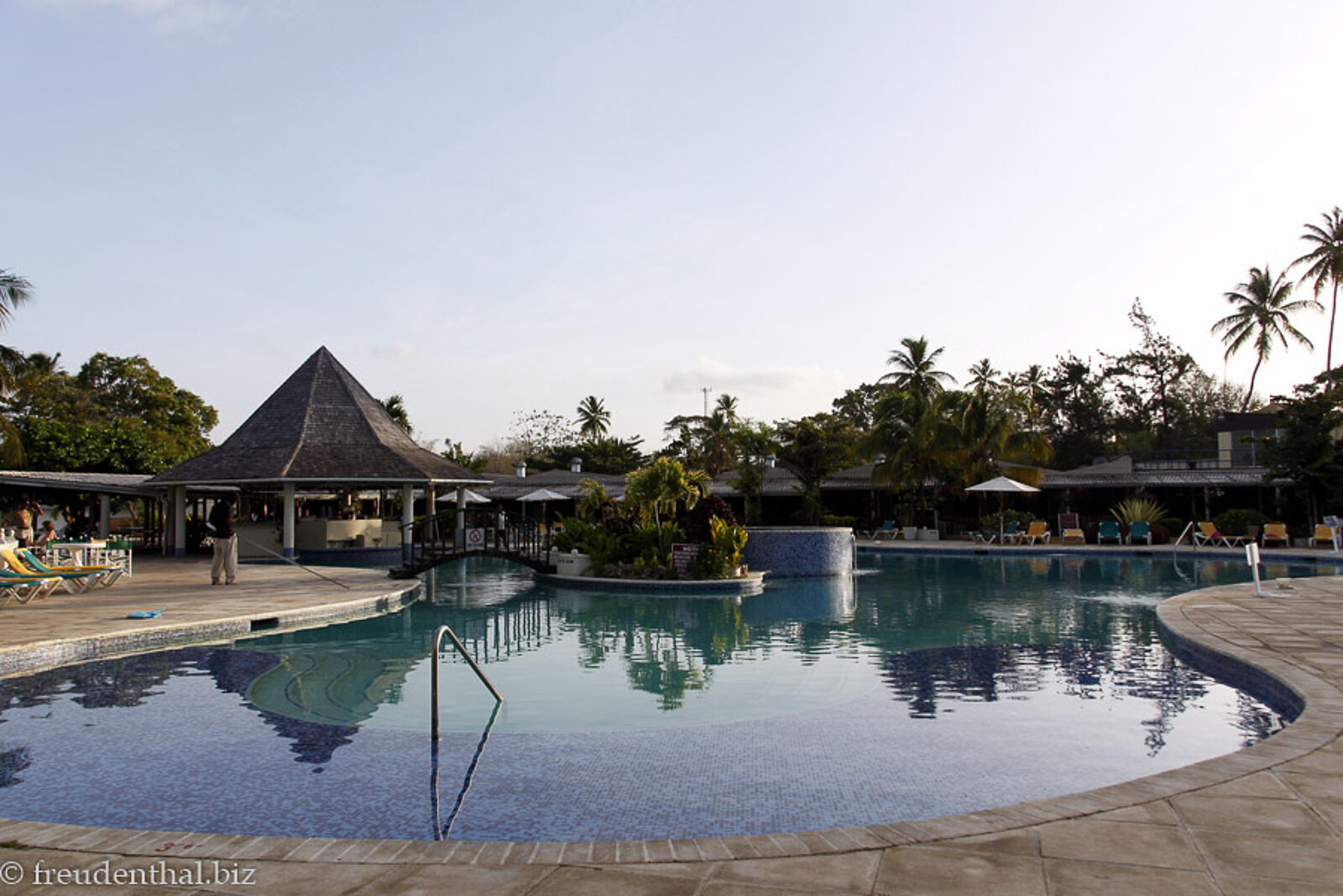 Morgendlicher Blick über Pool vom Hotel Starfish Tobago auf der gleichnamigen Insel