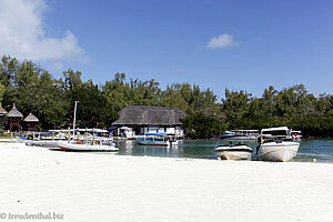 Strand und Anlegestelle der Ile aux Cerfs