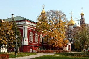 Refektorium, im Hintergrund Kathedrale der Gottesmutter von Smolensk