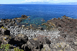 Blick von Calhau übers Meer zur Nachbarinsel Sao Jorge