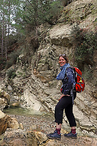 Anne spaziert durch die Avakas-Schlucht