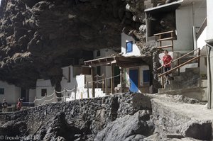 Weiß getünchte Häuser in der Felsenhöhle der Cueva Candelaria.