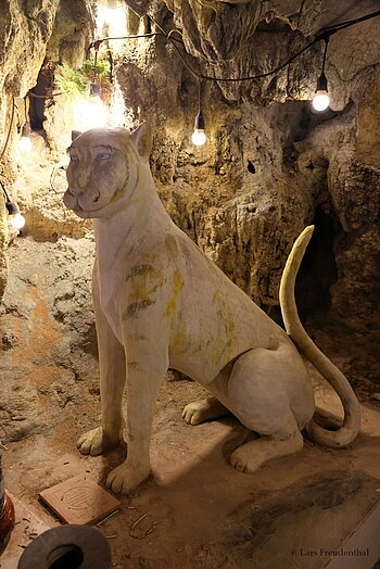 Tiger-Statue in der Tiger-Höhle, eine kleine Nachbarhöhle der Hang Múa