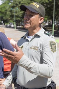 Ein Touristenpolizist informiert über das Cacica Gaitana Monument von Neiva.