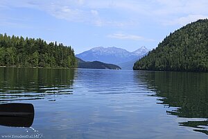 Aussicht über den See zum Mount Huntley