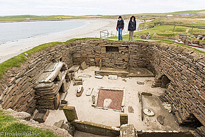 Anne und Rita in der Steinzeitsiedlung von Skara Brae