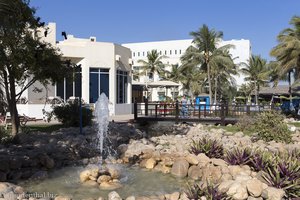 im Garten mit Springbrunnen beim Hilton Salalah Resort im Oman