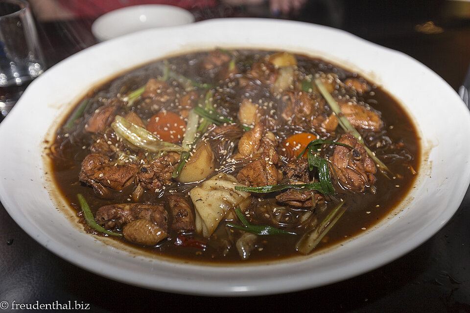 Hähnchen- und Gemüsepfanne in einem traditionellen Restaurant Andong