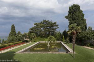 Bassin im Garten von Schloss Duino