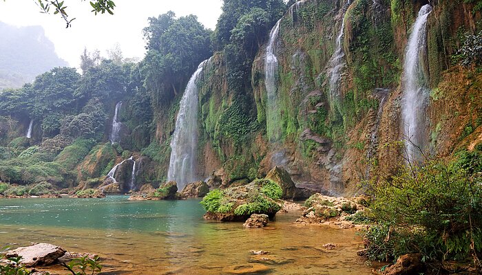 Nebenkaskaden der Bản‑Giốc‑Wasserfälle im Norden Vietnams