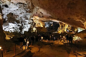Mystische Atmosphäre in der 2. Kammer der Überraschungshöhle (Hang Sửng Sốt)