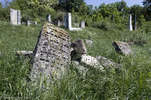 alte Gräber außerhalb der Friedhofsmauer auf dem jüdischen Friedhof von Orhei