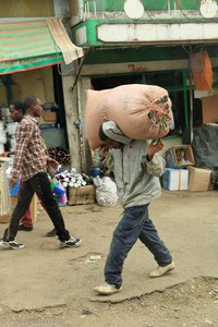 Schwere Last bei Mercato - Addis Abeba
