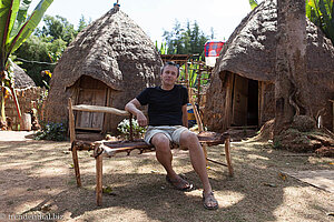 Lars in einem Dorze-Hoteldorf in Äthiopien