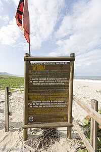 Hinweisschild zu den Toten durch die tückischen Strömungen bei Tayrona.