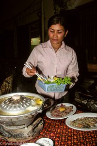 Die Bedienung hilft beim Cambodia BBQ