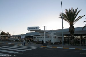 Eingang zum internationalen Flughafen