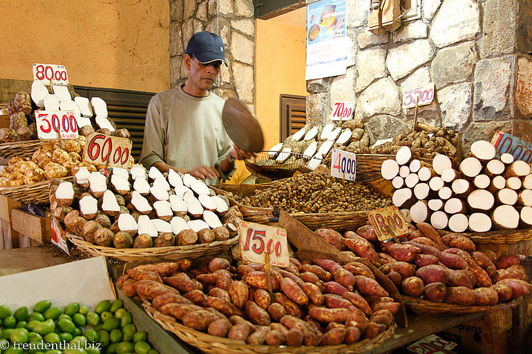 Süßkartoffeln auf dem Markt in Port Louis Süßkartoffeln auf dem Markt in Port Louis