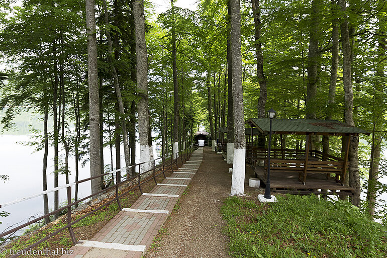 Der Weg hinab zum Stausee vom Hotel Posada Vidraru
