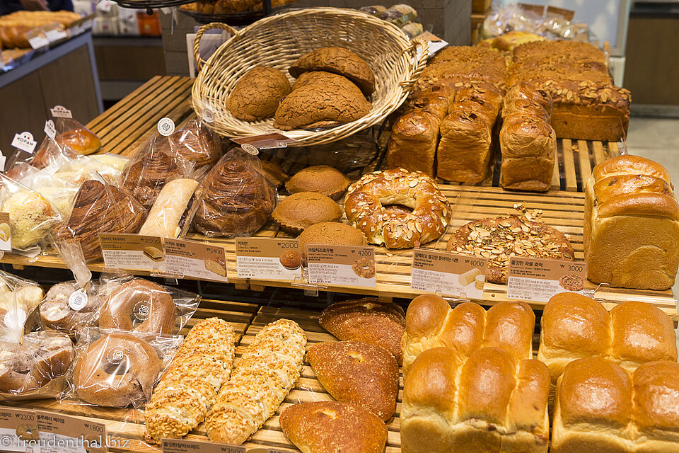 Brot und Gebäck in der Boulangerie Paris Baguette in Suwon