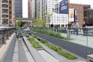 in die Parkanlage integrierte Stahlträger - High Line Park in Chelsea