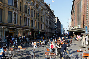 Straßencafés in Helsinki, Platz beim Denkmal der Drei Schmiede