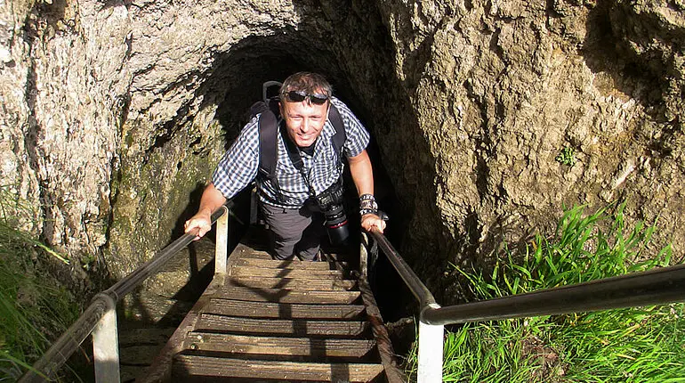 Lars am oberen Ende der Treppe