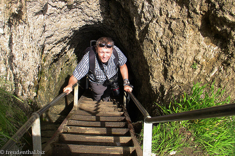 Lars am oberen Ende der Treppe