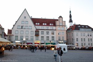 Abends auf dem Rathausplatz von Tallinn