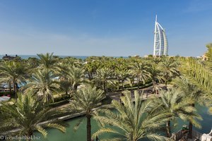 Blick über die Palmen zum Burj al Arab
