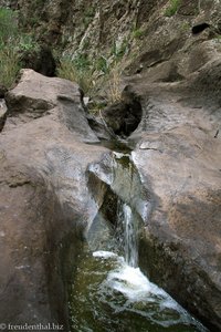 einer von vielen kleinen Wasserfällen in der Masca-Schlucht