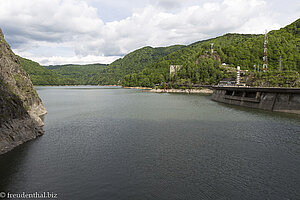 Blick zurück zur Talsperre beim Vidraru See in Rumänien