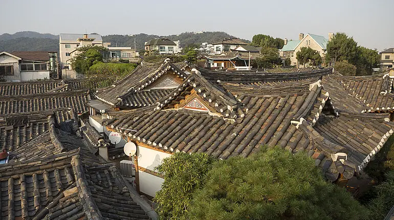 Klassische Dächer im Bukchon Hanok Village von Seoul