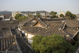 Klassische Dächer im Bukchon Hanok Village von Seoul