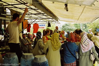 Kopftuchschlussverkauf auf dem Basar von Konya