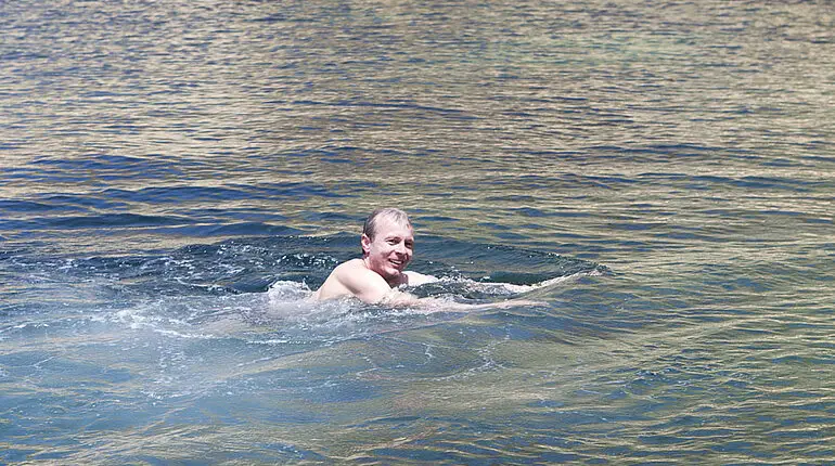 Lars nach seinem Sprung in die kalte Gnejna Bay.